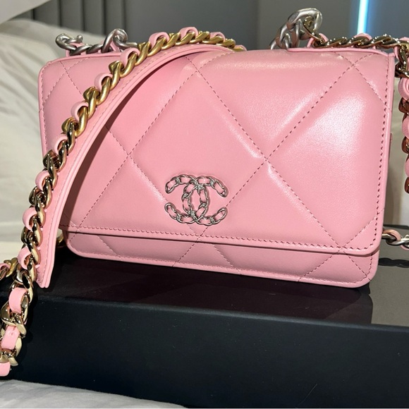Chanel Pink 19 WOC | Like-New - Picture 2 of 8
